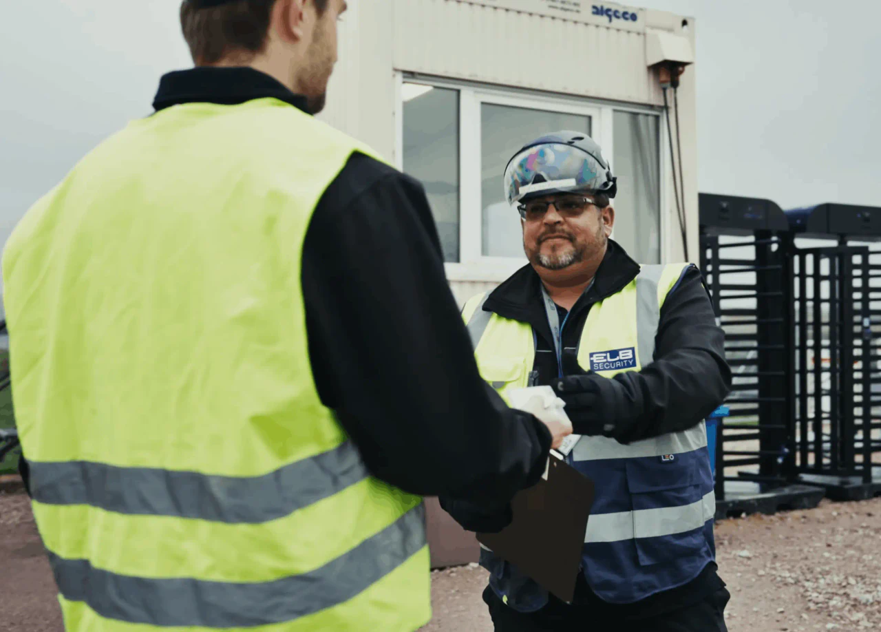 Zutrittskontrolle für Sicherheitsdienste - Drehkreuz und Pforte auf der Baustelle